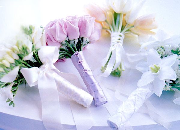 {spring things | tabletop inspiration : satin-wrapped bouquets}