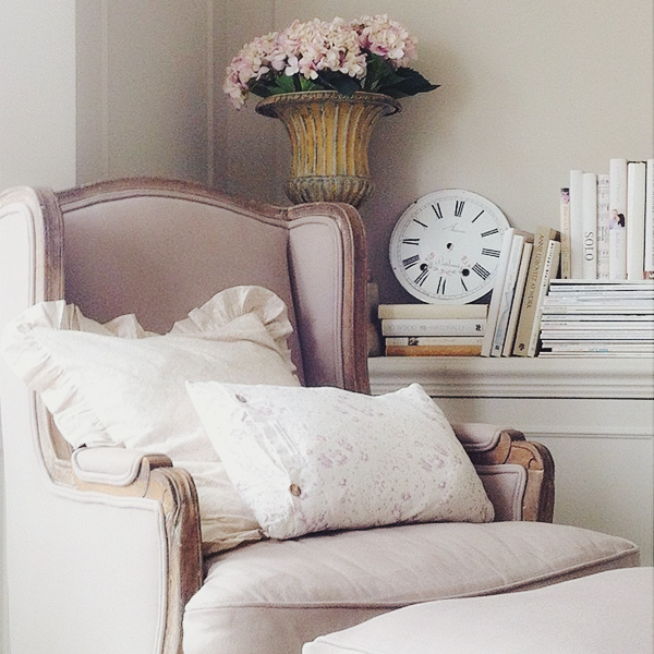 Interior Style Inspiration : White & Faded