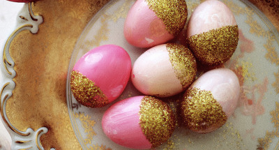 DIY : Gold Glitter-Dipped Painted Easter Eggs